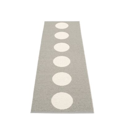 Vera Teppich von Pappelina, ein grauer Läufer mit weißen Kreisen, ideal für Flur und Küche.